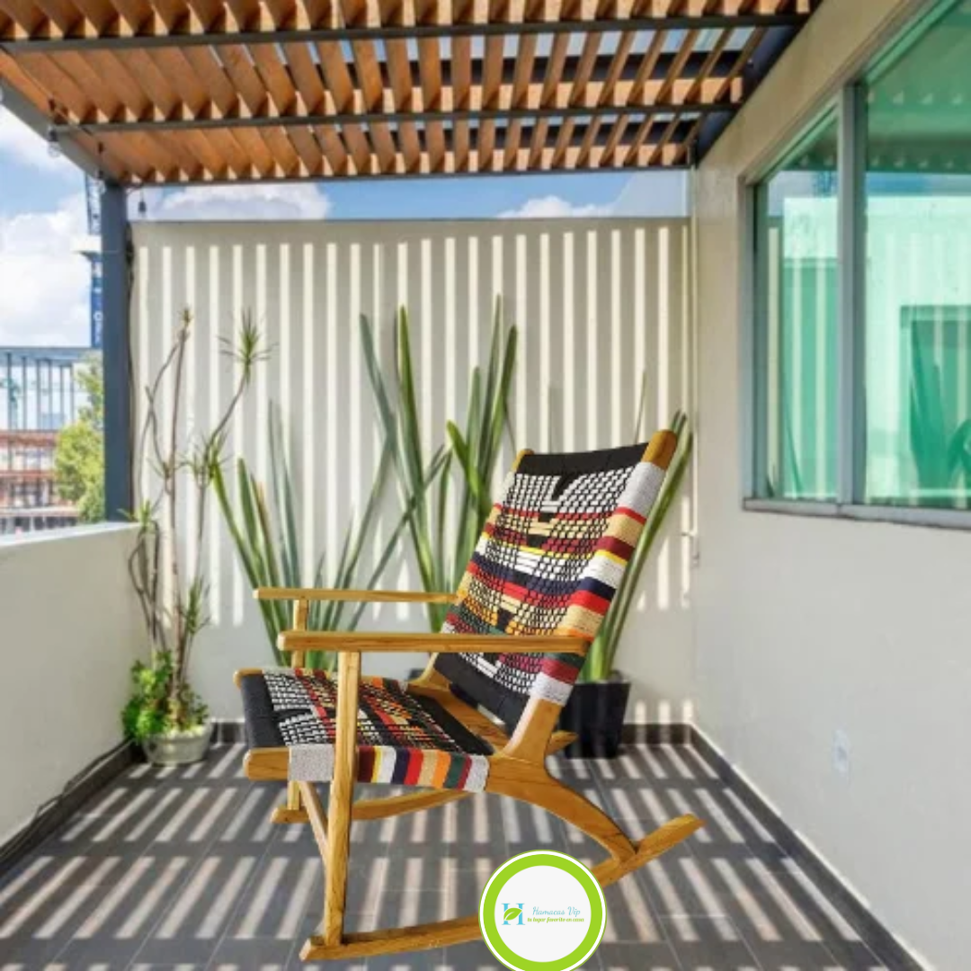 Silla mecedora elegante tejida con hilo orgánico